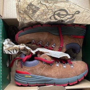 NWT Danner Mountain 600 low women’s hiking boots
